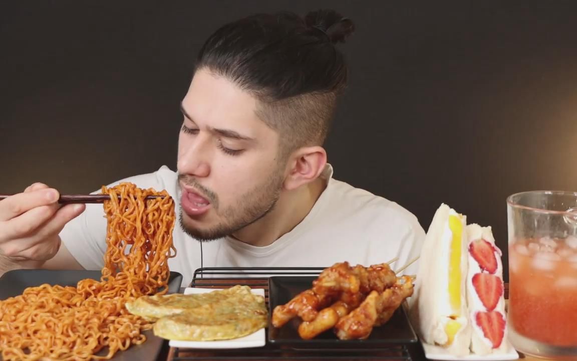 国外吃货小哥吃火鸡面炸鸡年糕饺子水果三明治吃得太馋人了