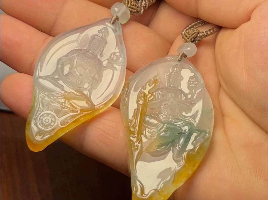 俏色巧雕,守护神#翡翠雕刻#俏色巧雕#手艺人