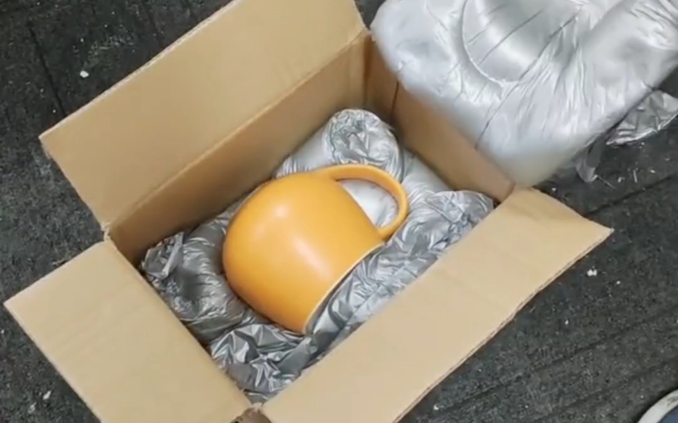 跟客户现实演示陶瓷工艺品用#聚氨酯发泡 胶包装的过程#发泡剂#发泡胶