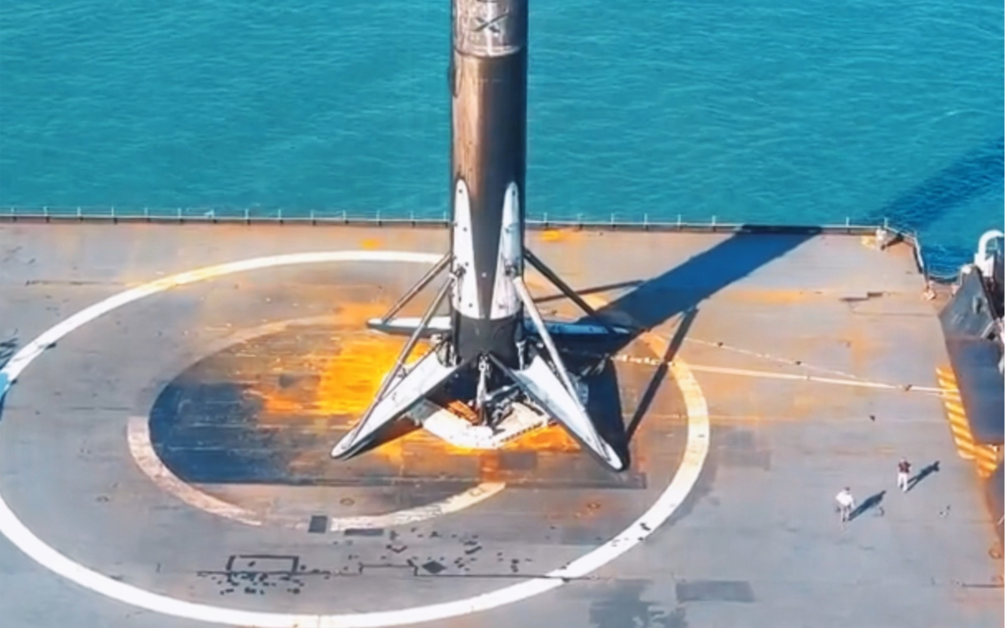 白火箭变黑火箭spacex复用11次助推器乘"只需阅读说明书"号回收船回港