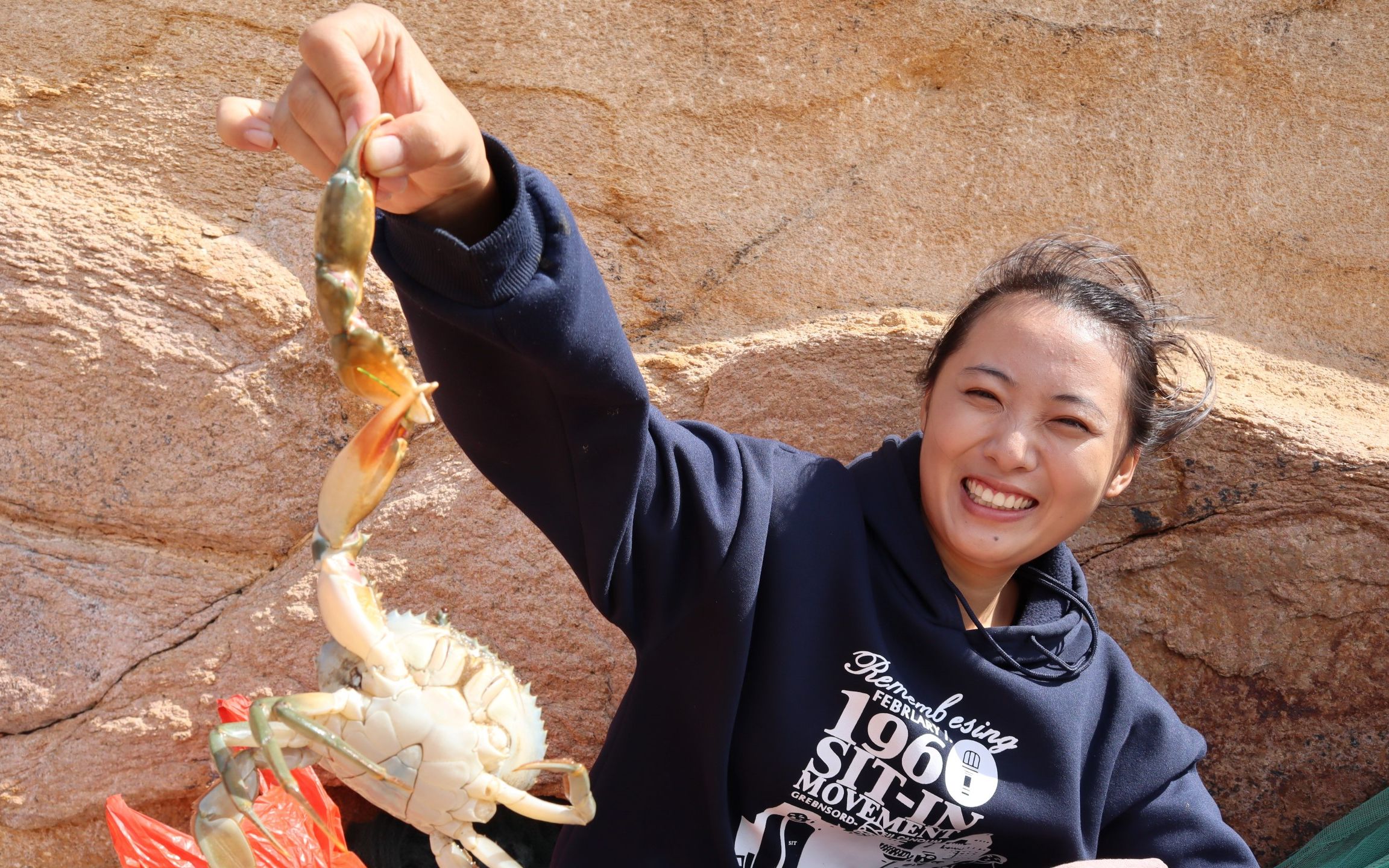 渔妹去收蟹笼凶猛海货太狠连自己都咬带回家做一锅香辣蟹太香