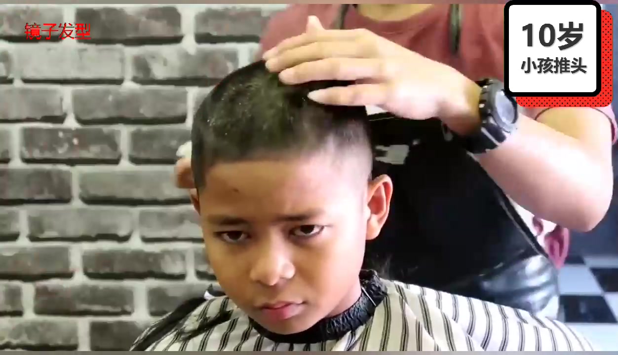 10岁小男孩不想推光头哭了无奈头上长癞子