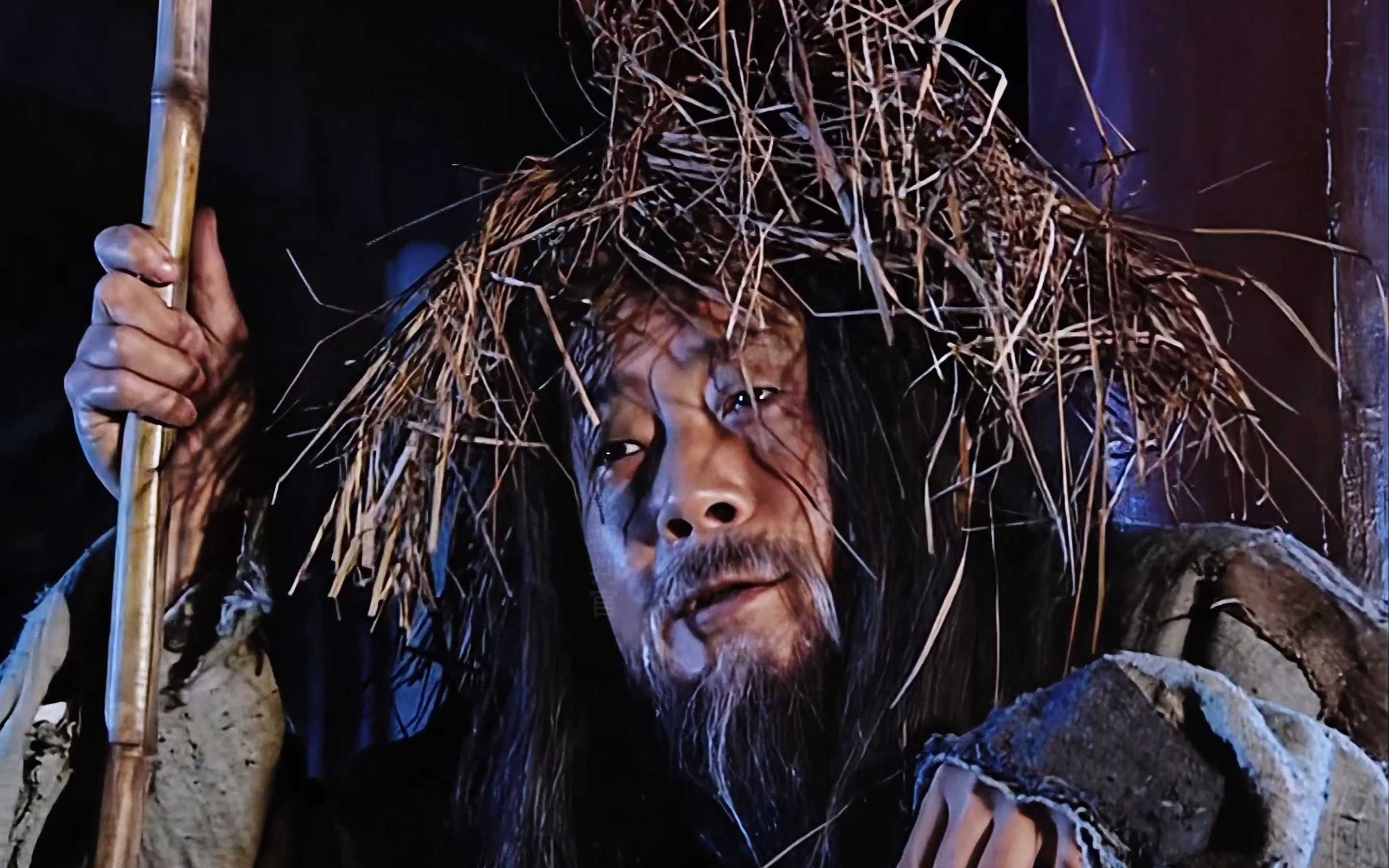 狄云被万家八大弟子围攻欺负,神秘乞丐出现传授他精妙剑法