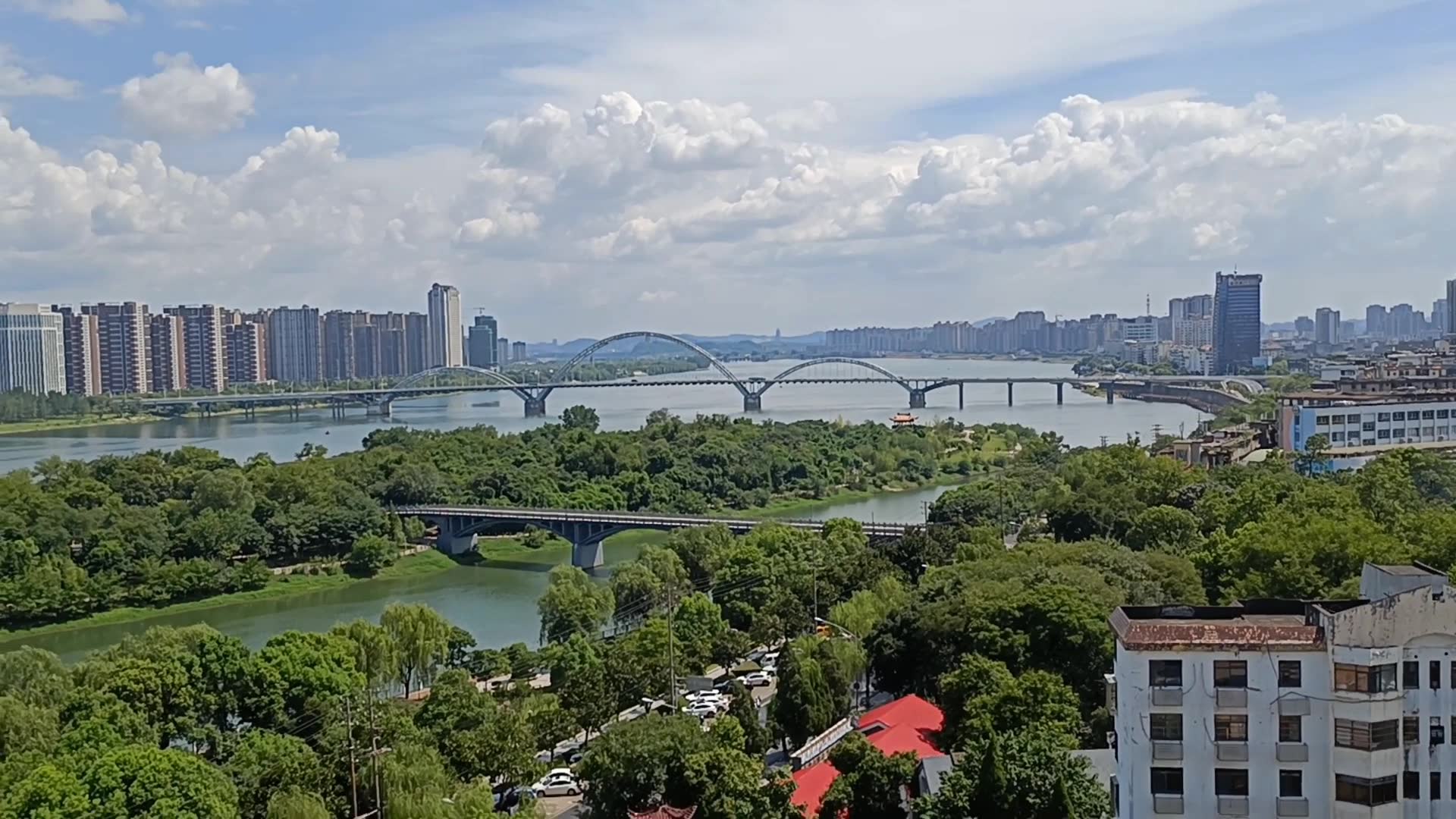 高空俯瞰江西吉安市区赣江两岸,一个精致的江南小城