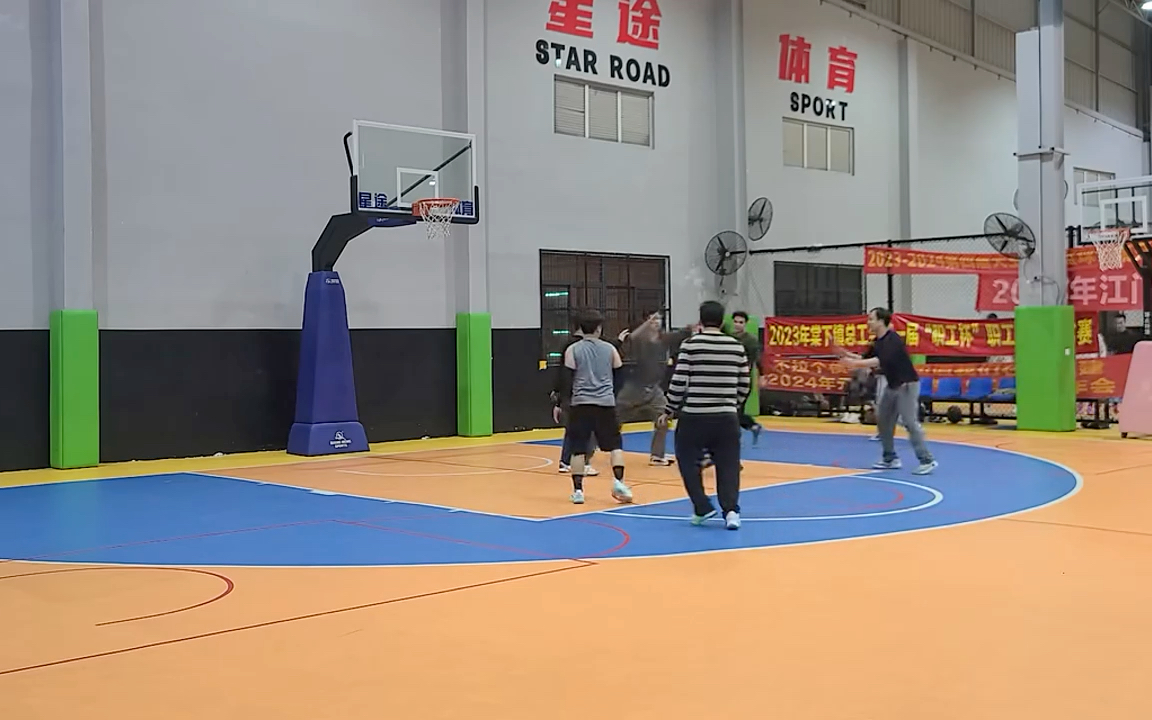 哔哩哔哩开学季:5篮球 体育老师没空教你的 三步上篮今天kbt简单3步