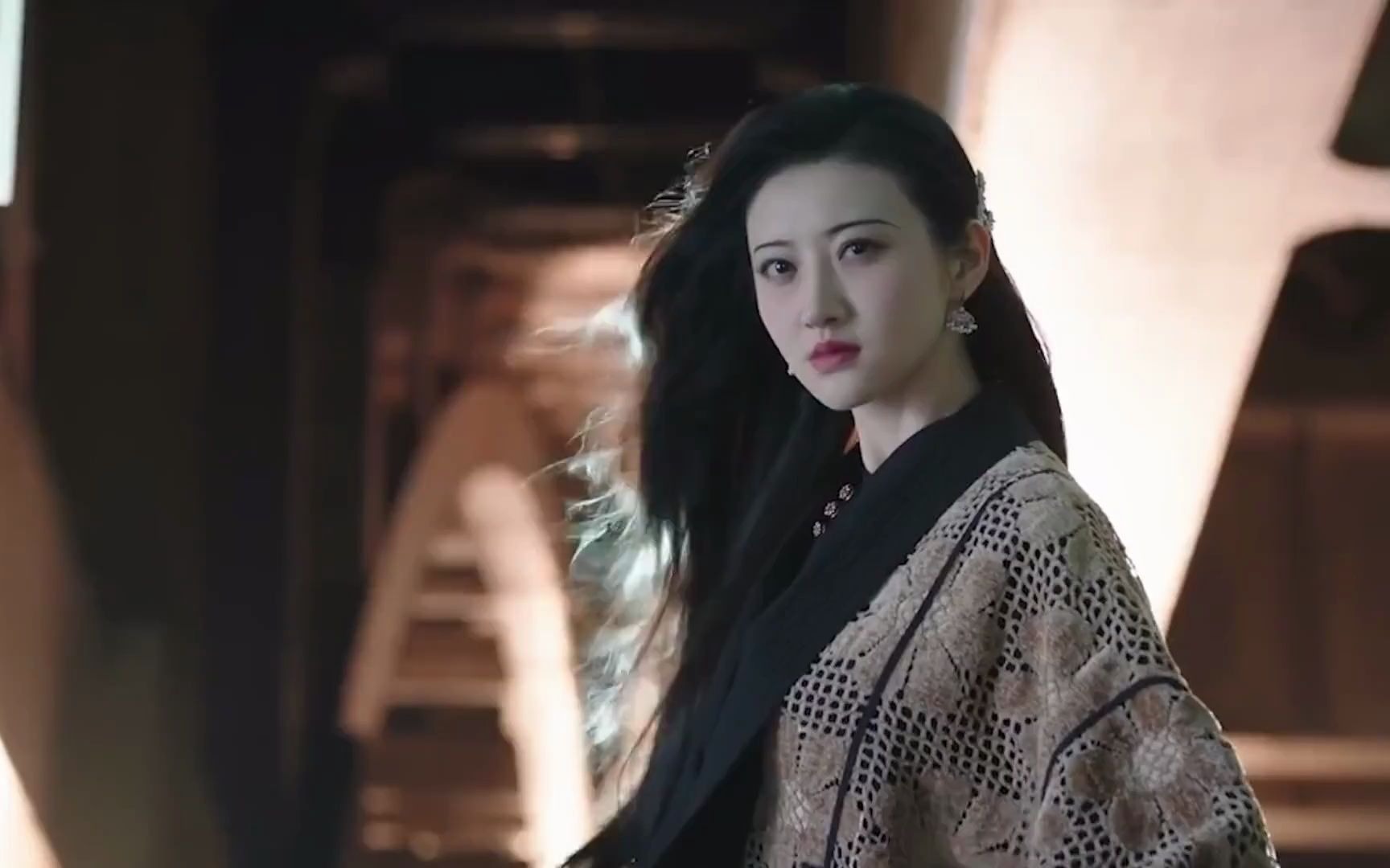 "资本宠儿"景甜:住5000平豪宅穿百万裙子,资源逆天金主成谜