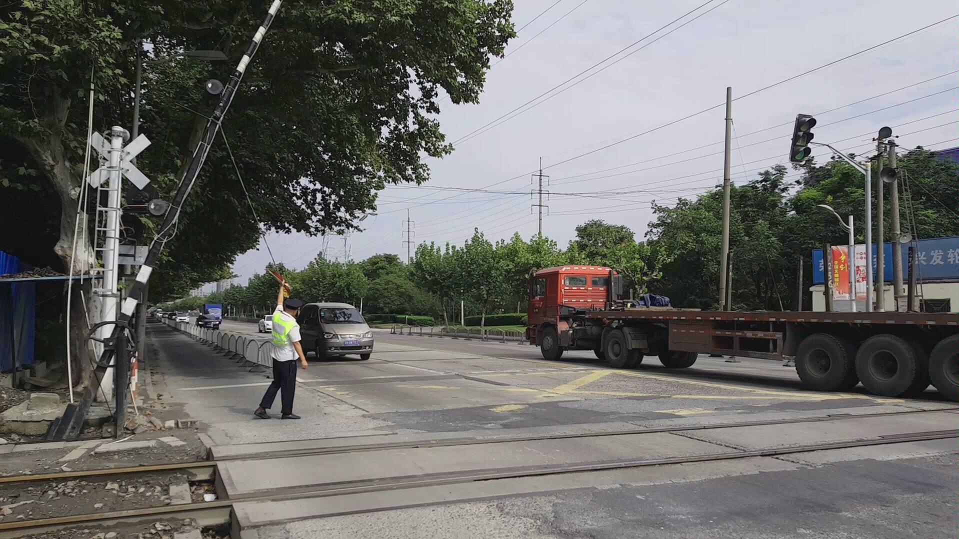 [图]【中国铁路】长江西路道口DF7G0073牵引小运转货列通过