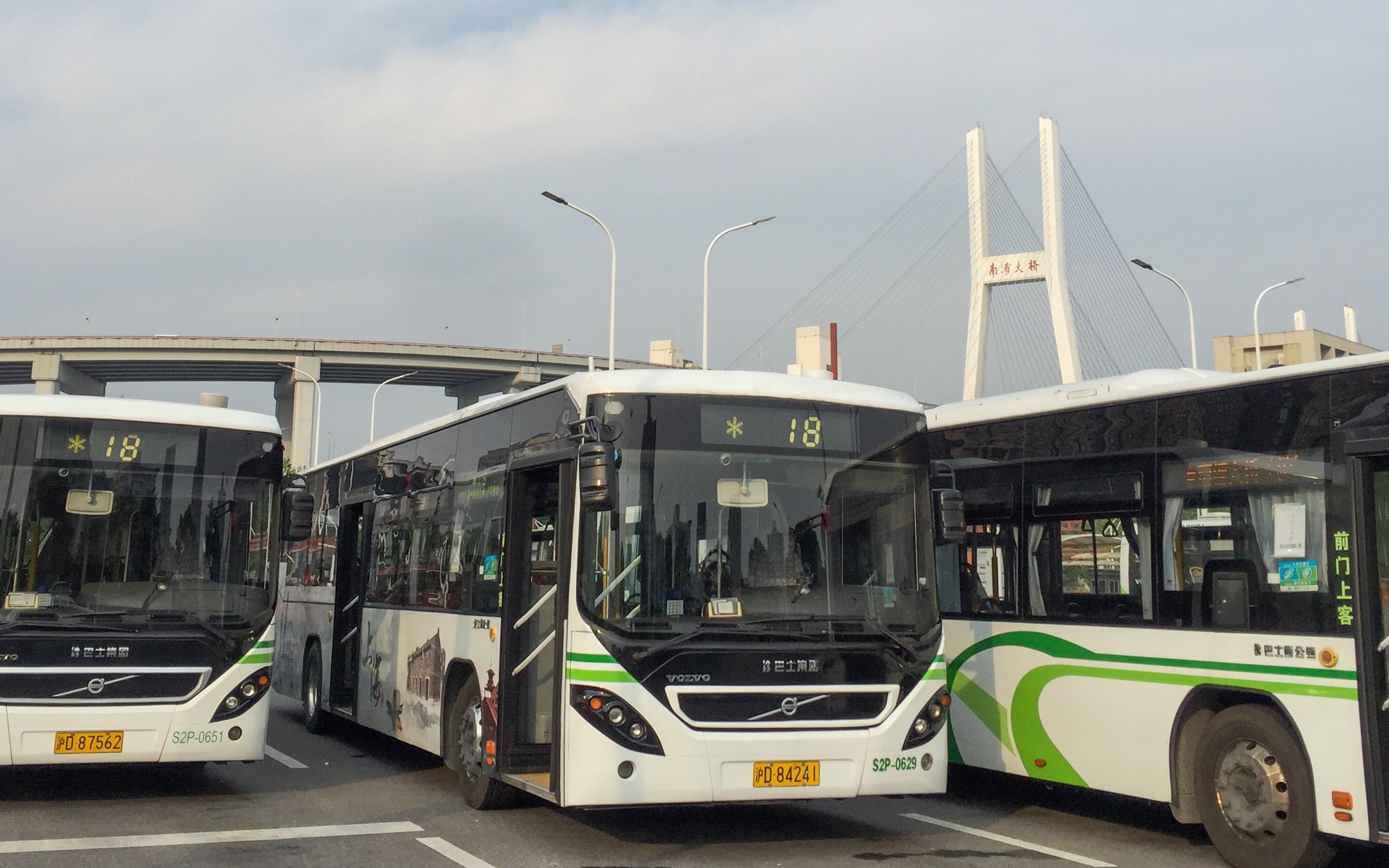 上海公交〗18路彩车 s2p-0629进南浦大桥(沪军营路)站