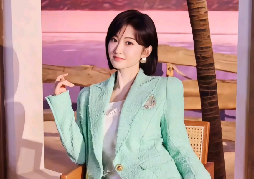 景甜身材比例可真好,手拿甜甜圈笑容俏皮可爱,倾国倾城不虚传