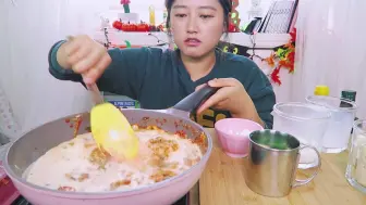 Video herunterladen: 英文吃播  Kimchi 芝士奶酪通心粉