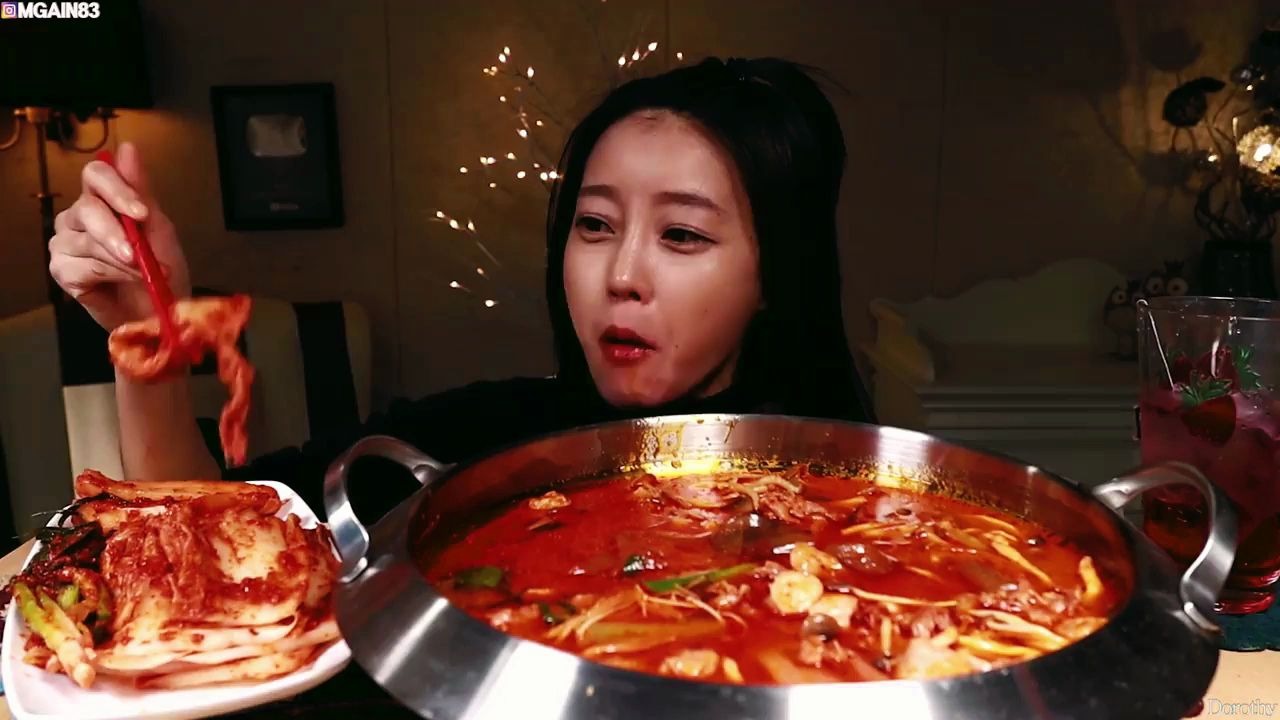 韩国美女吃火锅泡菜加韩国宽粉_哔哩哔哩_bilibili