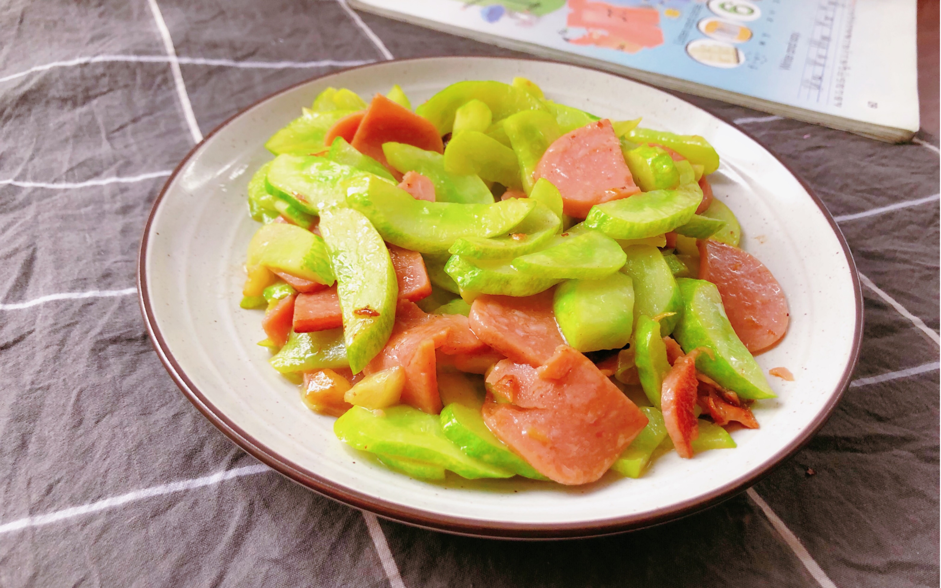 简单又美味的家常菜,黄瓜炒火腿肠一起制作吧!