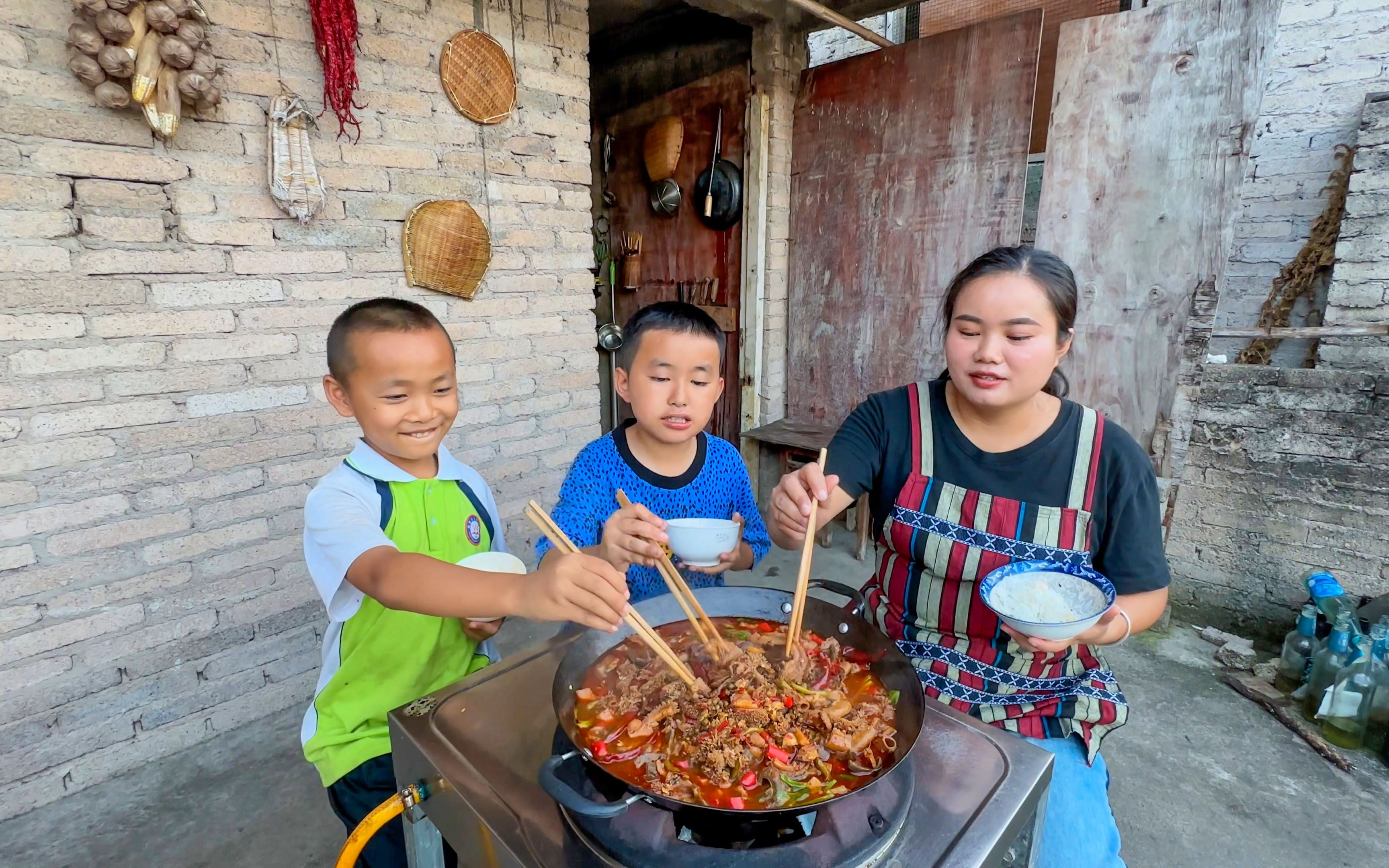 [图]60元买了3斤牛杂，和秘制酱料一起炒，香辣下饭