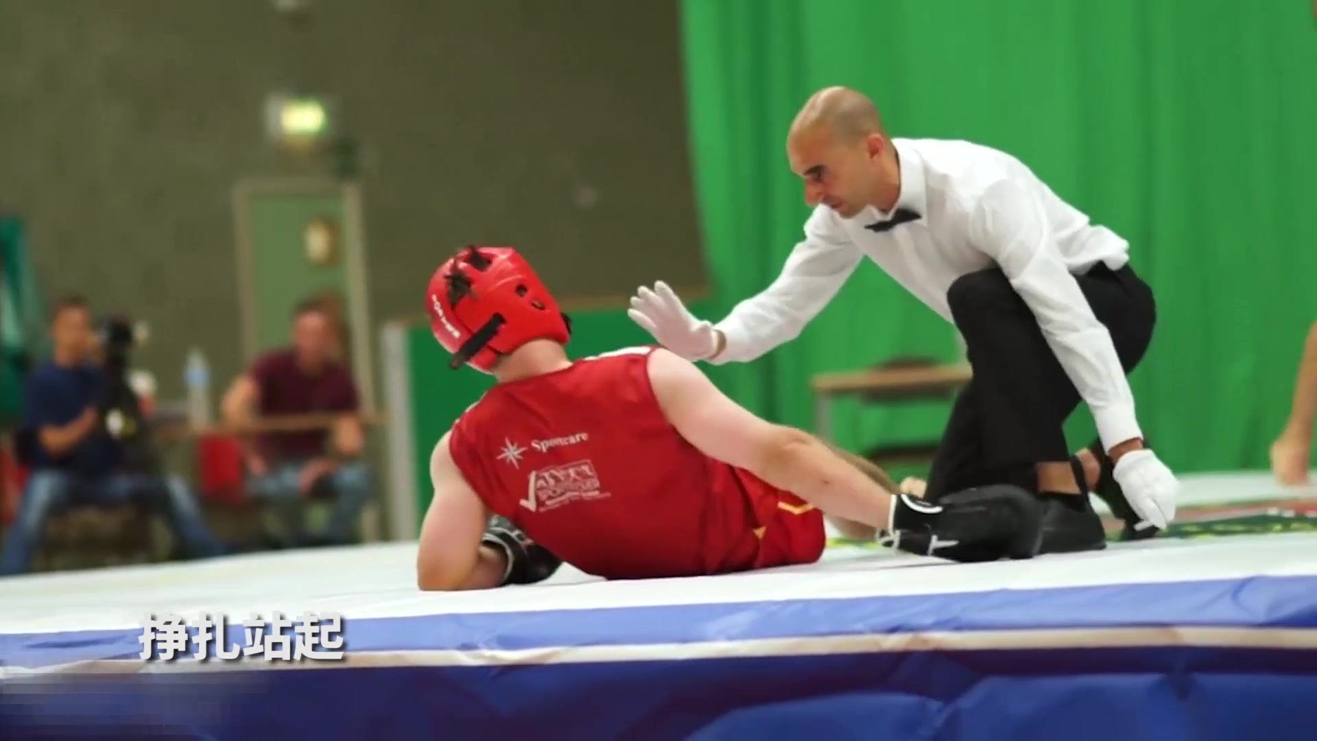 散打高鞭腿ko!挣扎站起抱住裁判,再次倒下