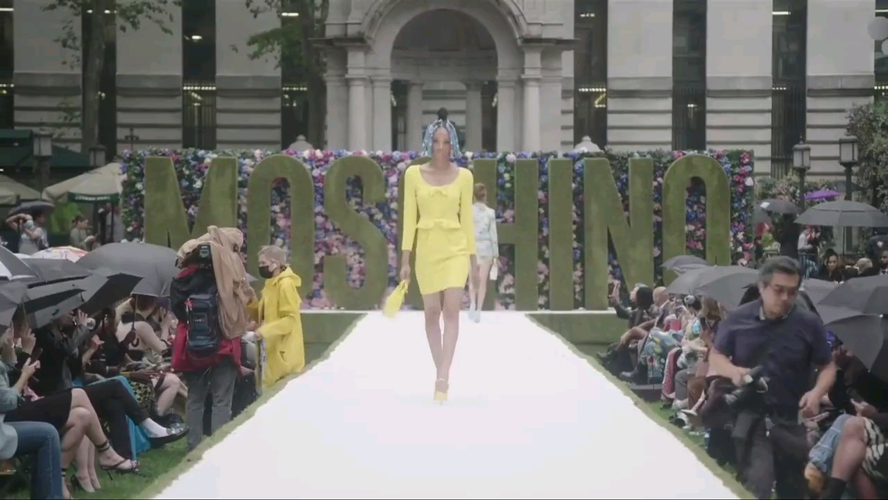 [图]Moschino 2022春夏系列 - “Ladies who lunch”