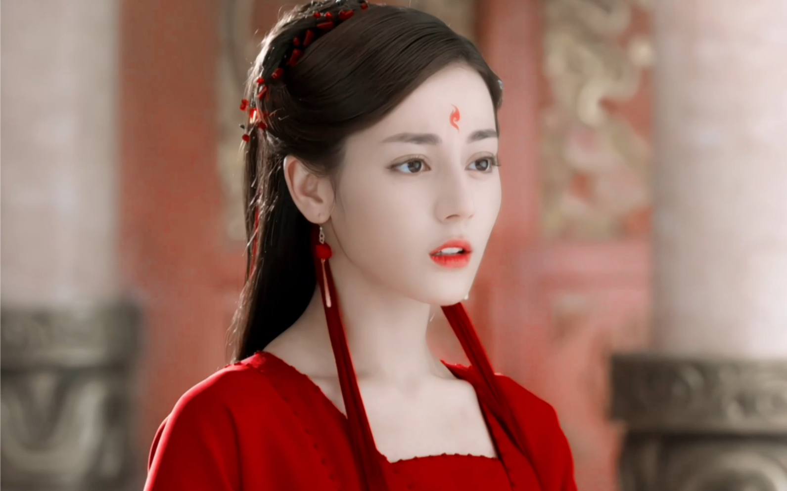 迪丽热巴|一袭红衣总能让人眼前一亮