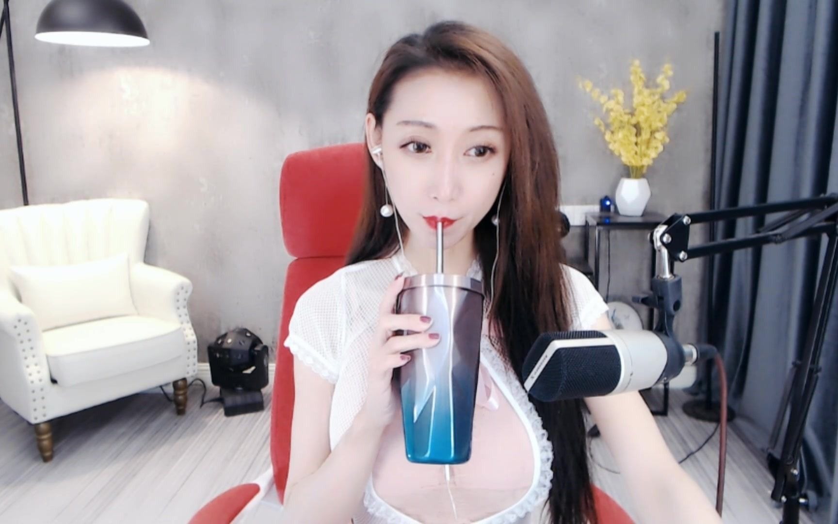 斗鱼直播【酥酥】像这种说话声音诱人的妹妹,应该没有那个哥哥可以