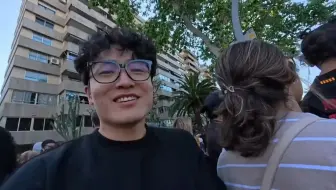 你说一句秦腔穷，我捏着你脖子让你道歉！西班牙巴萨粉丝这么歧视中国人吗？