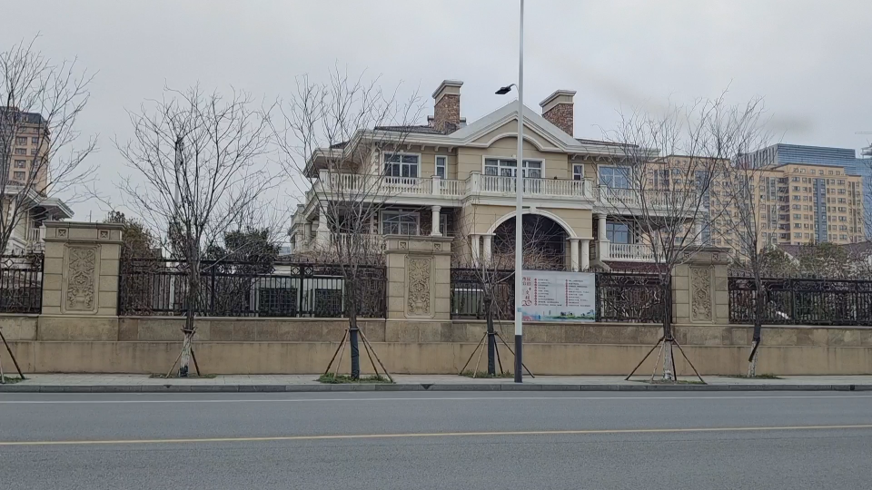 实拍刘强东宿迁市里豪宅,坐北朝南,在别墅区的正中间,相当气派