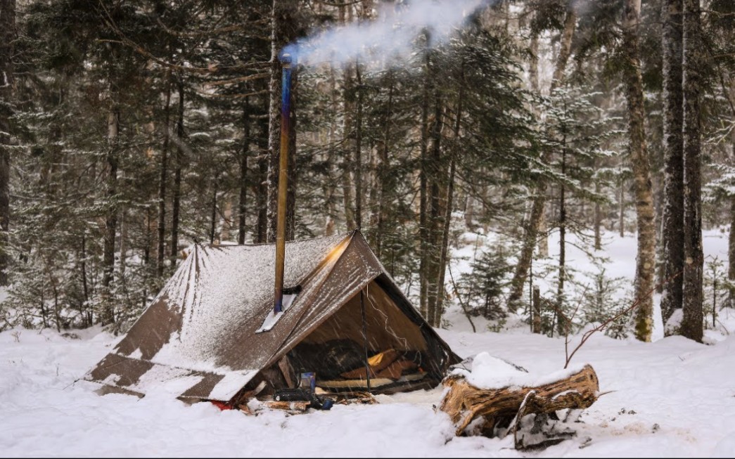 独自一人,在暴风雪中露营,零下十几度的夜晚,窝在帐篷里烤火取暖,睡觉