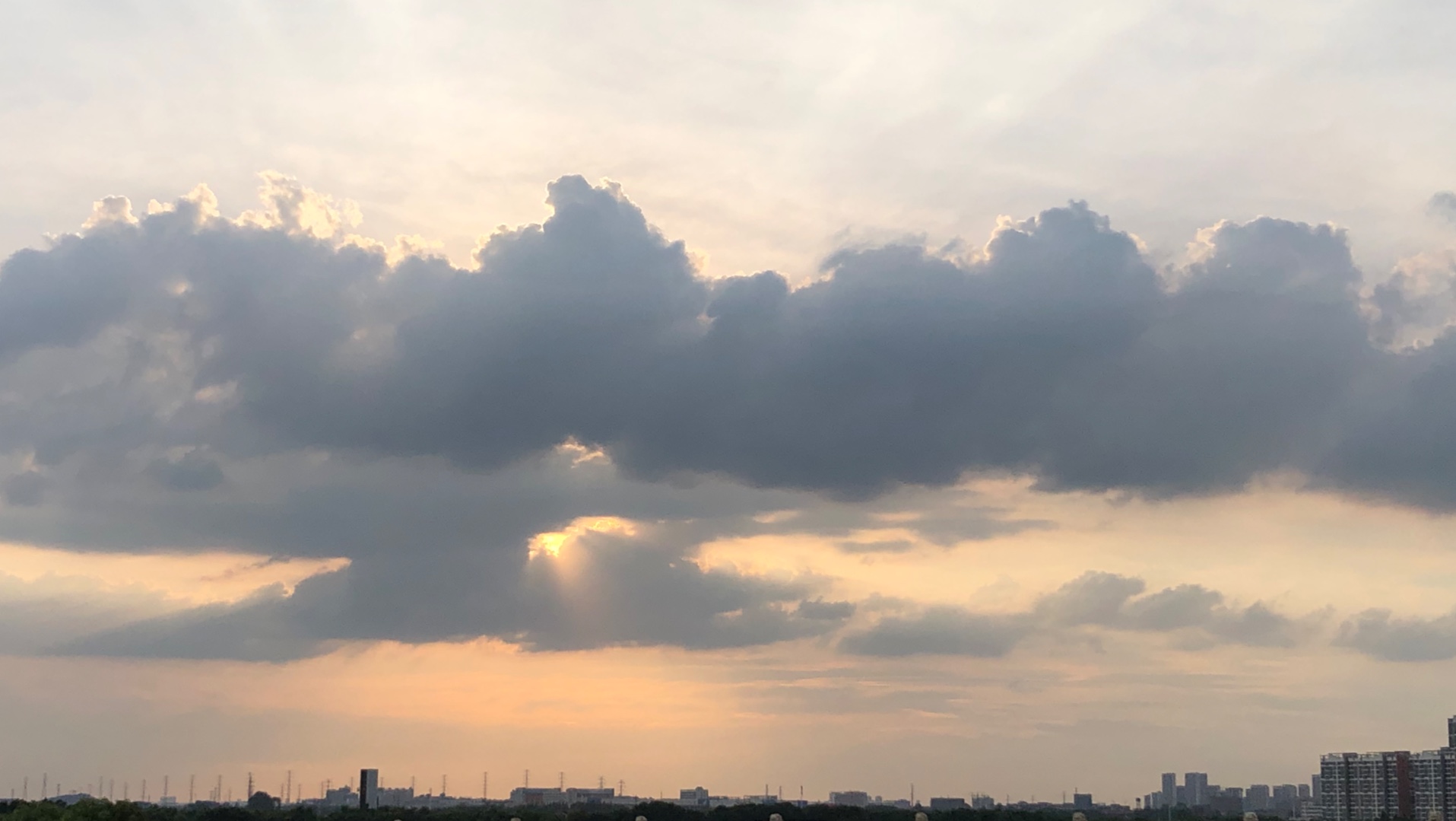 天空之镜?云朵与阳光的奇妙交响曲!| 日落美景 | 美图分享