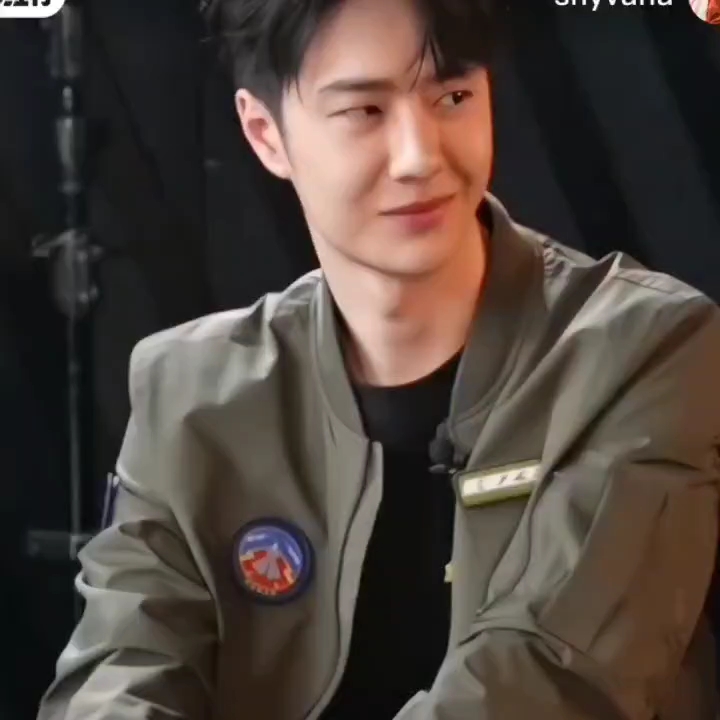 王一博害羞 .这么容易害羞的一个人啊