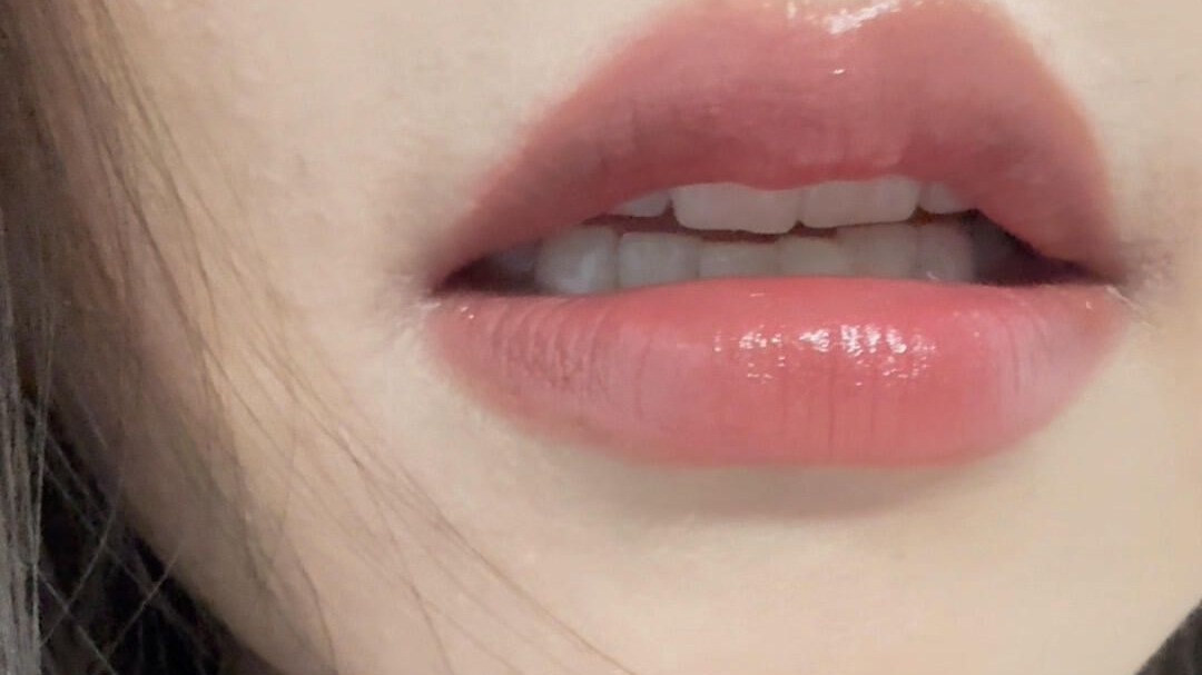 听说有人光看嘴唇就不行了