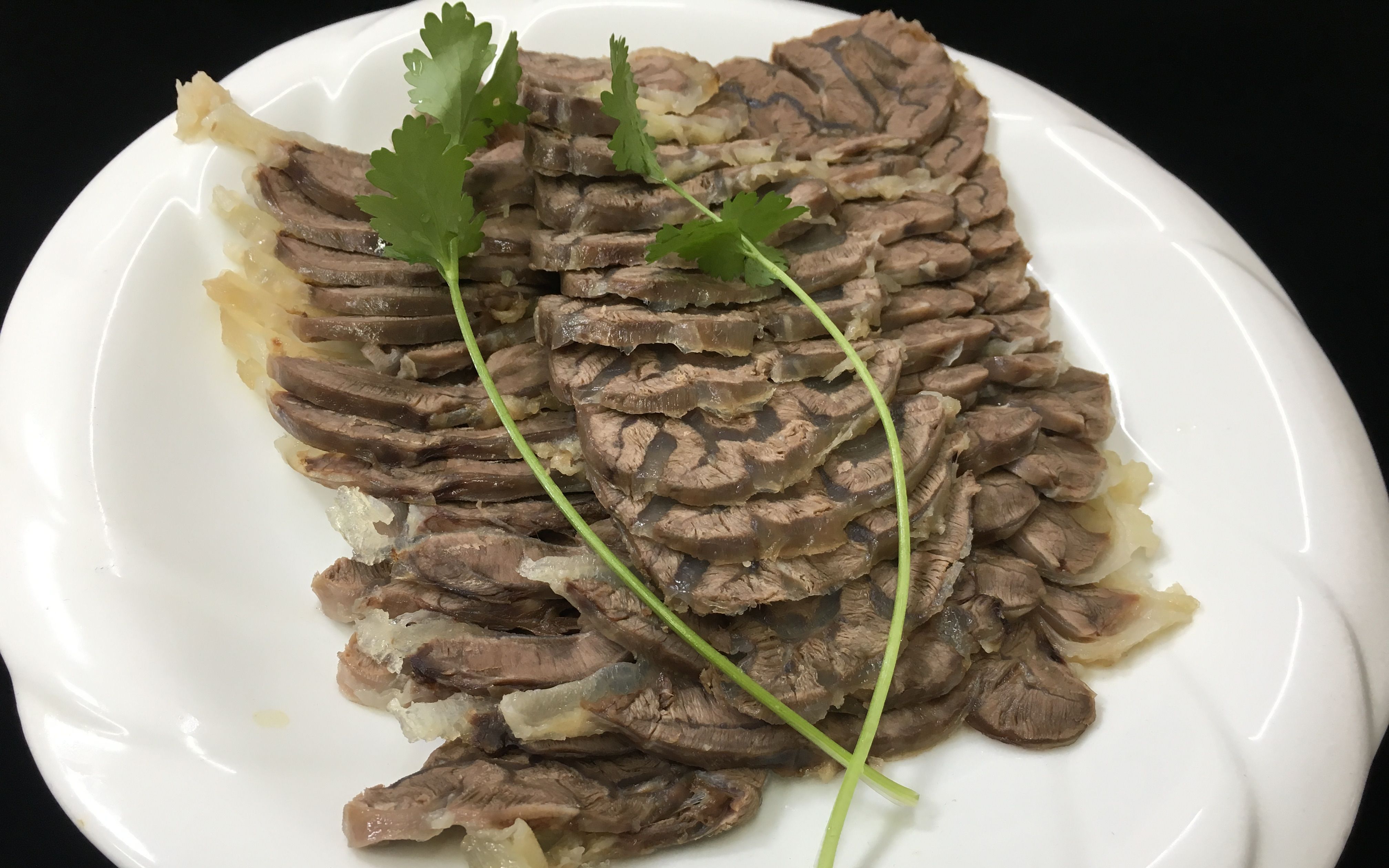 美味的水煮白切牛腱子,配上自制蘸料,一口肉一口汤,美味在其中