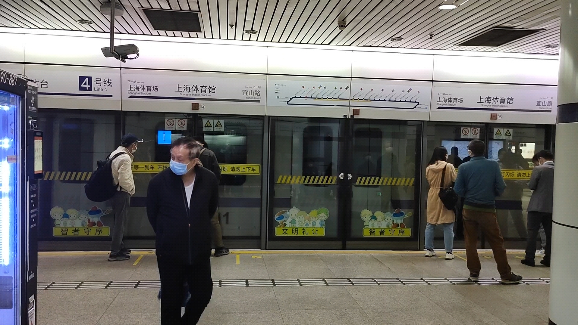【上海地铁】4号线奶嘴空车通过上海体育馆 摄于2023年4月21日