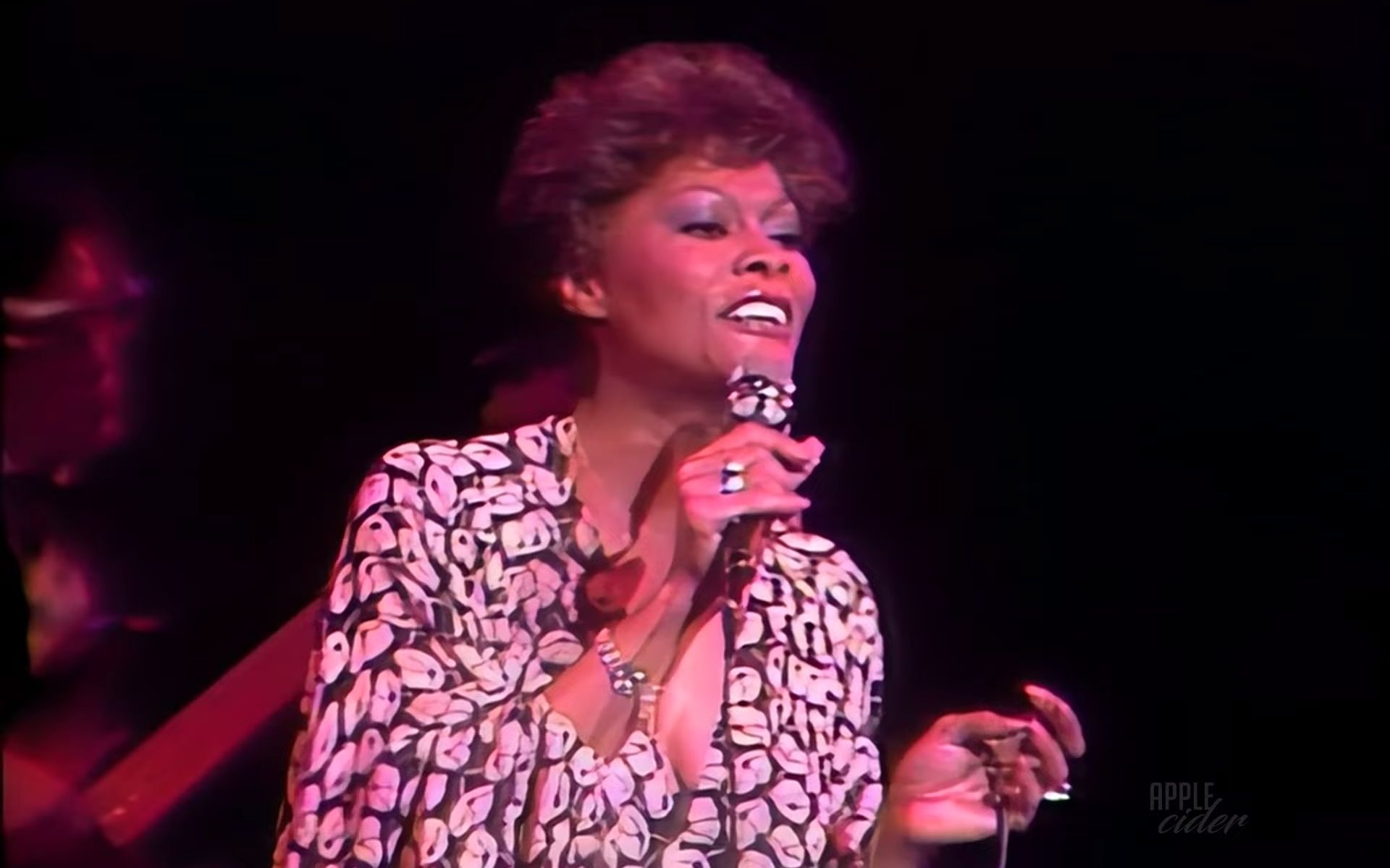 [图]【教科书级演唱】Dionne Warwick - Heartbreaker (Live at Rialto Theatre 1983)