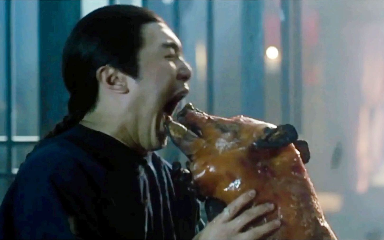 港片中周星驰的吃戏能有多香?铜锅涮肉烤乳猪,螃蟹石斑蒸大虾