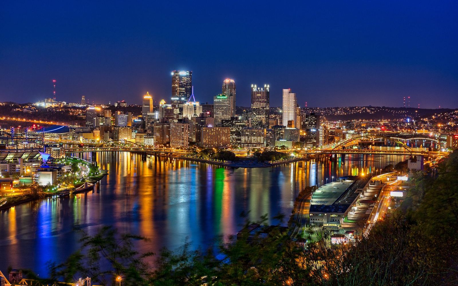 从河边看匹兹堡城市市中心夜景灯光