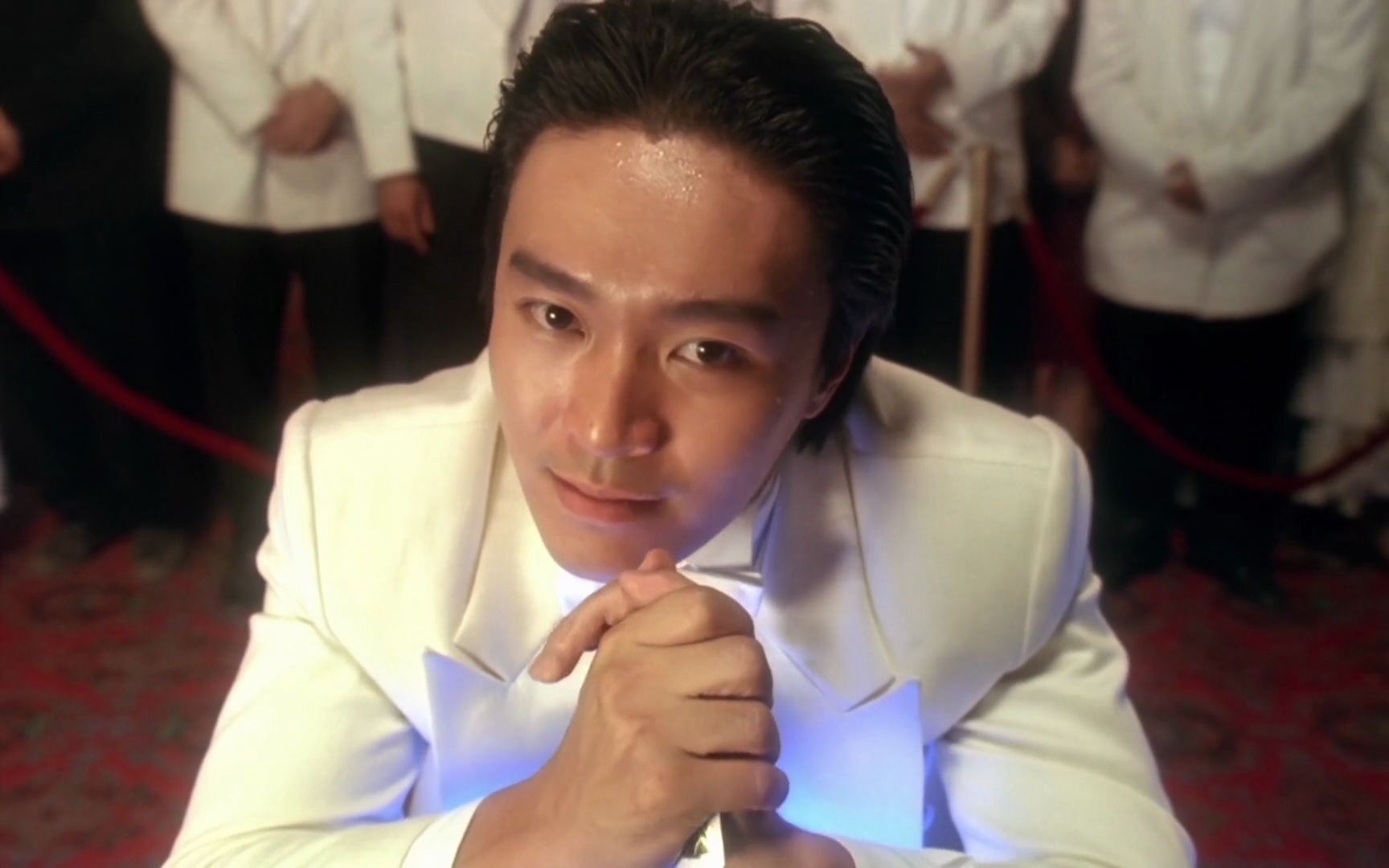 赌圣对战法国赌神,两位高手实力相当,却谁都不肯先开牌