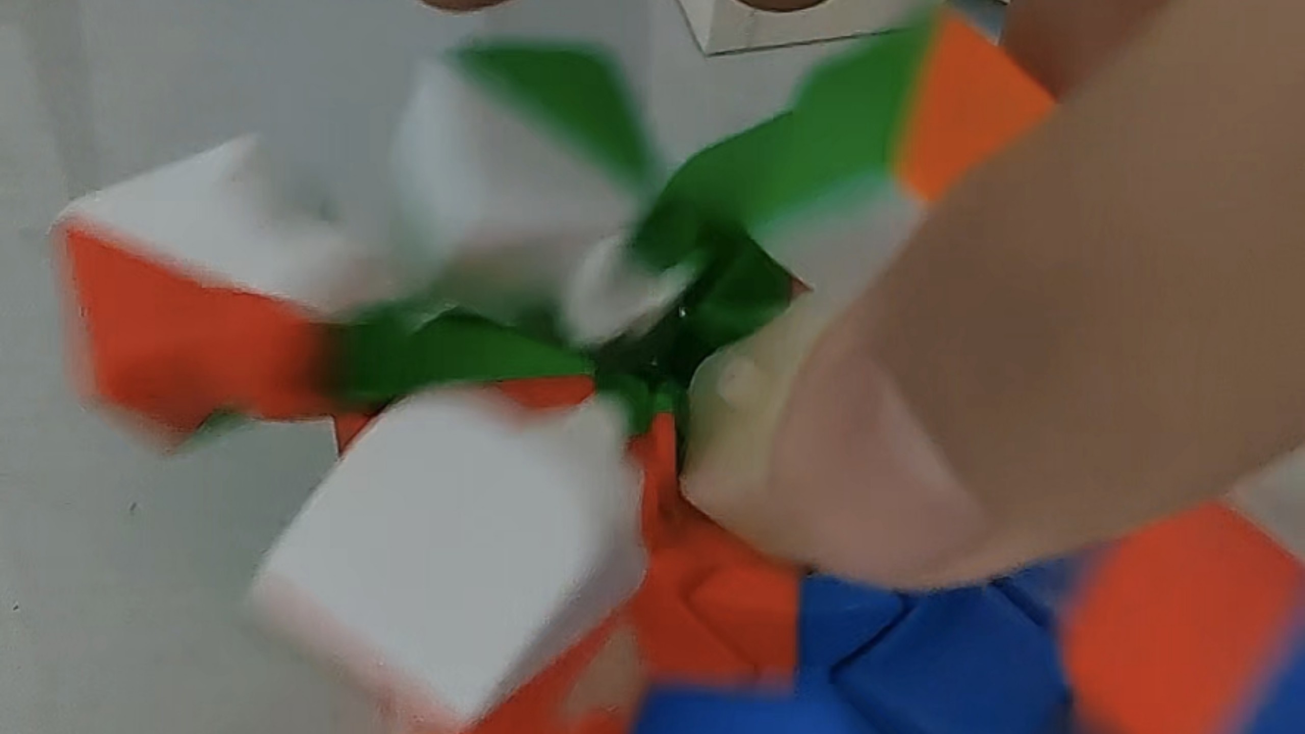 熊孩纸玩完你的魔方be like……
