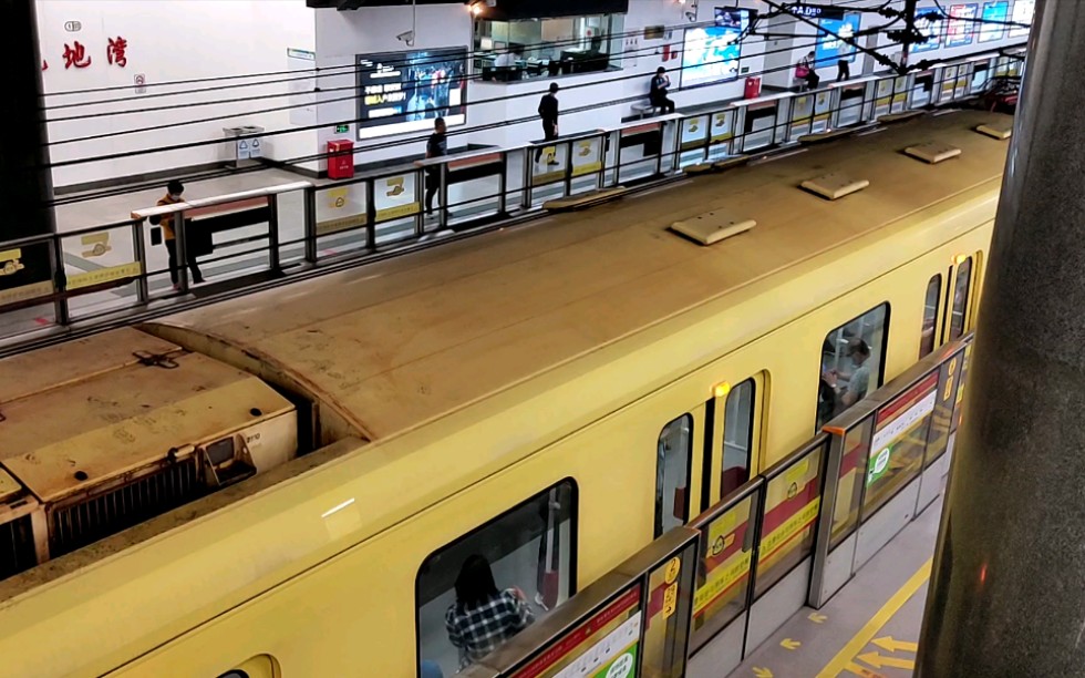 广州地铁1号线花地湾01x2122a1型列车进出站