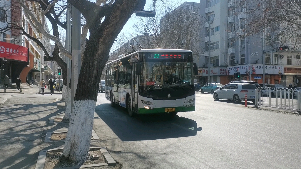 青岛公交30路900号豪沃单源无轨电车小村庄进站