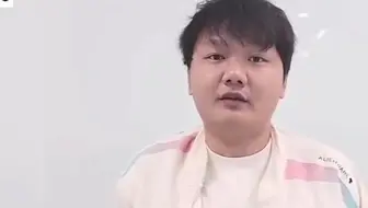 yagao接受采访表白faker，看faker比赛十年了，想要faker的签名