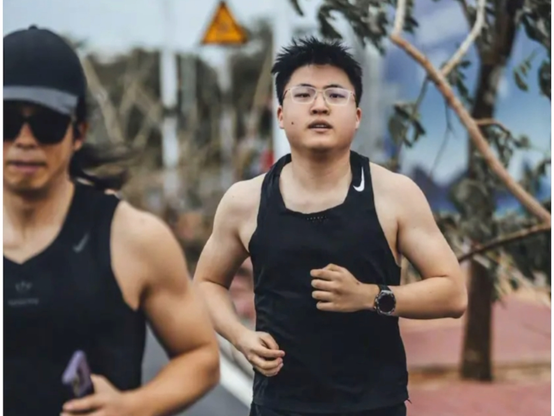 神就算不打职业也没有闲着,抗吧热议uzi健身成果