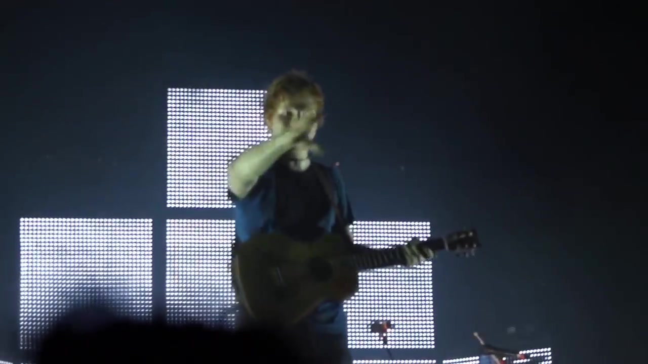 [图]Ed Sheeran sings Little Things 2012年iTunes festival