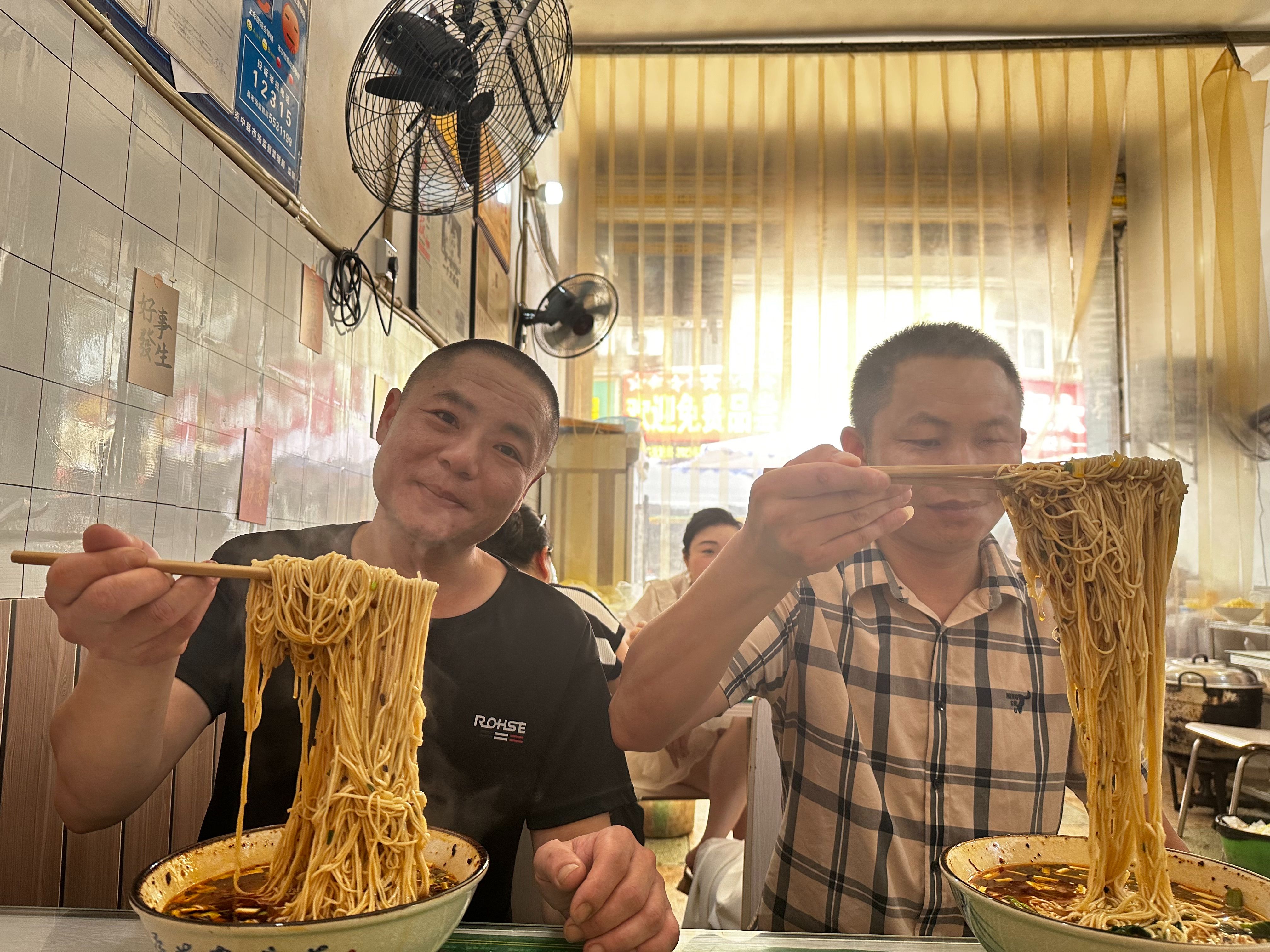 刀郎家乡四川资中,必吃特色美食兔子面,这一碗好过瘾特别的香哔哩哔哩bilibili