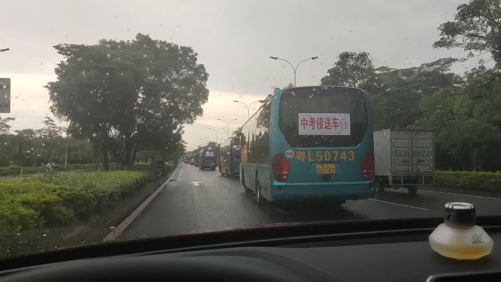 广东惠阳崇雅中学一眼看不到头的中考接送车,场面真够大的!现在考个试不简单啊!哔哩哔哩bilibili