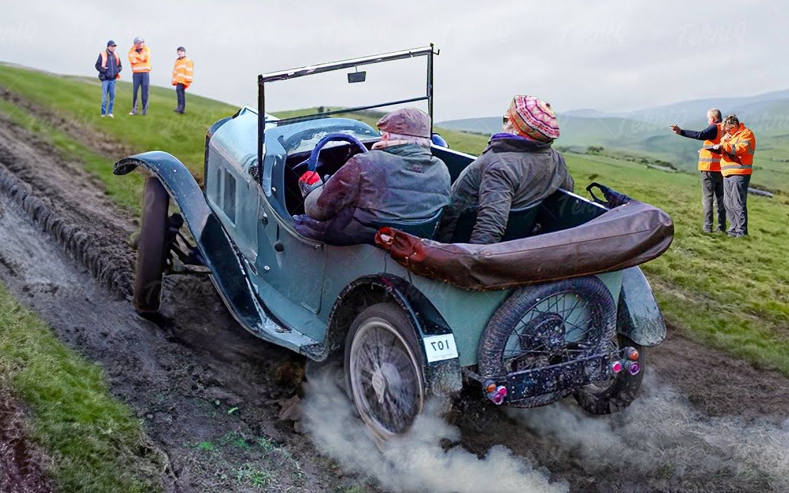 试图用老式汽车爬上泥泞小山的极限竞赛