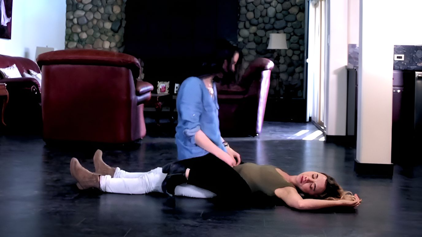 女反派打败女特工后将其掐脖消灭