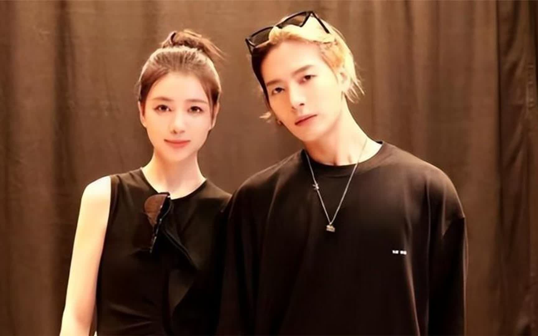 王嘉尔和大杨嫂亲密合影,大杨哥满脸不悦,咬牙切齿醋意十足