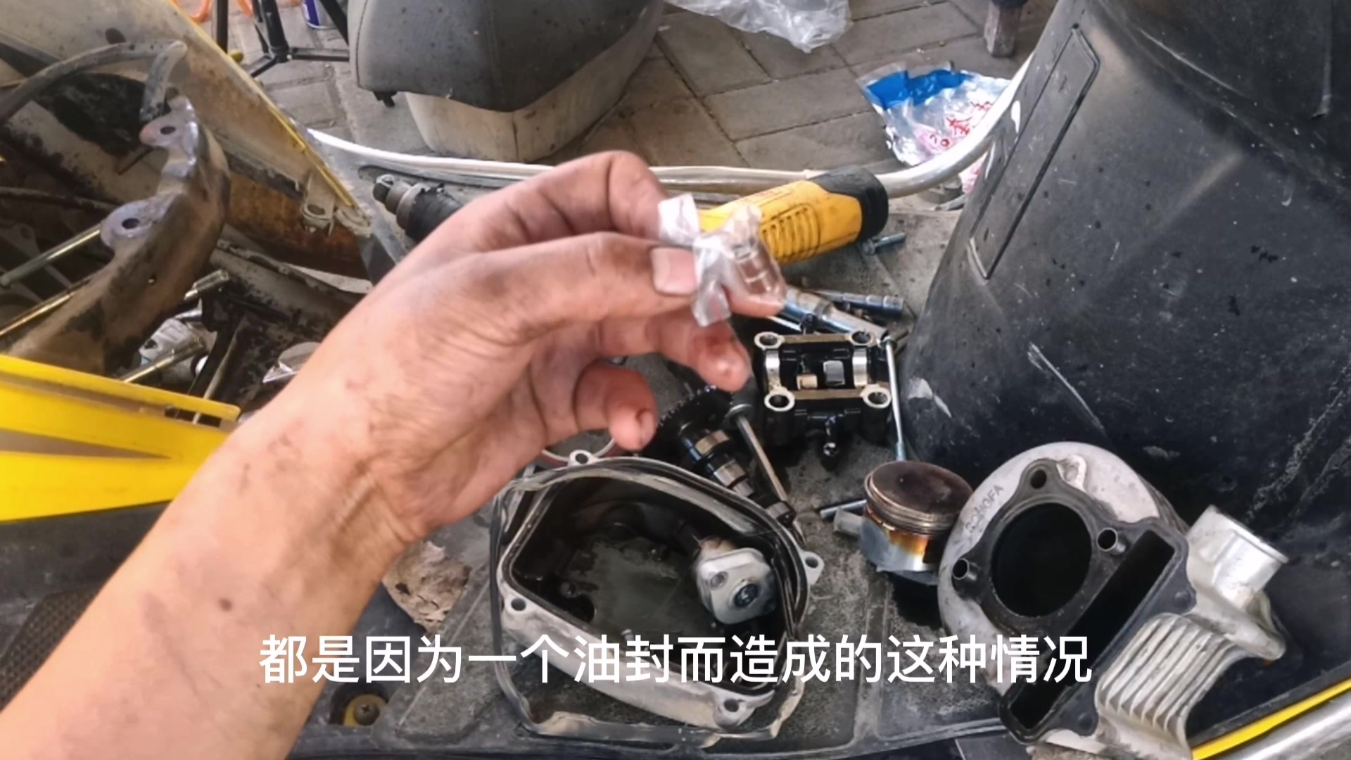 引起摩托车烧机油的真正原因你知道吗只需更换一个油封就能修好