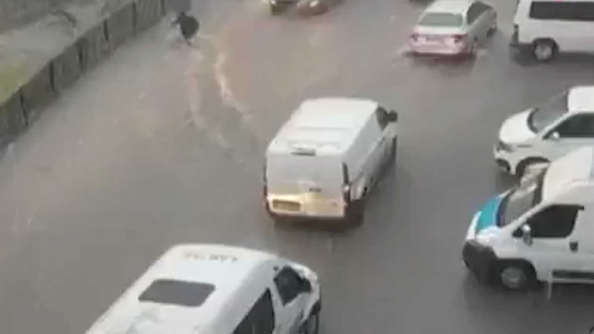 土耳其伊斯坦布尔遭遇41年来最强降雨 路人被湍急洪流惊险冲走