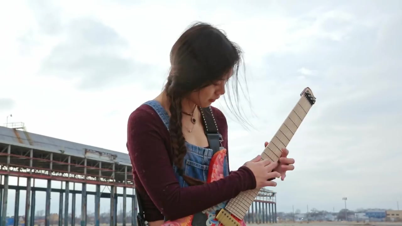 ares by yvette young on strandberg guitar 钢琴盖鉔手就不让你学