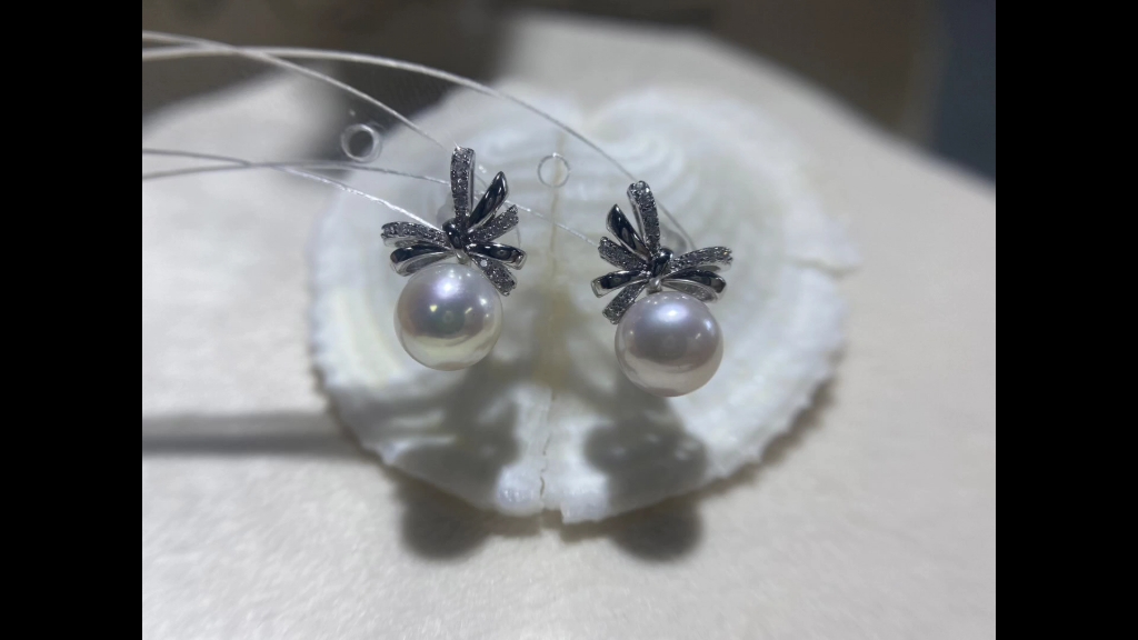 极光珍珠耳钉,8-9mm极光正圆无暇淡水珍珠,点位不张扬,为你增添温婉