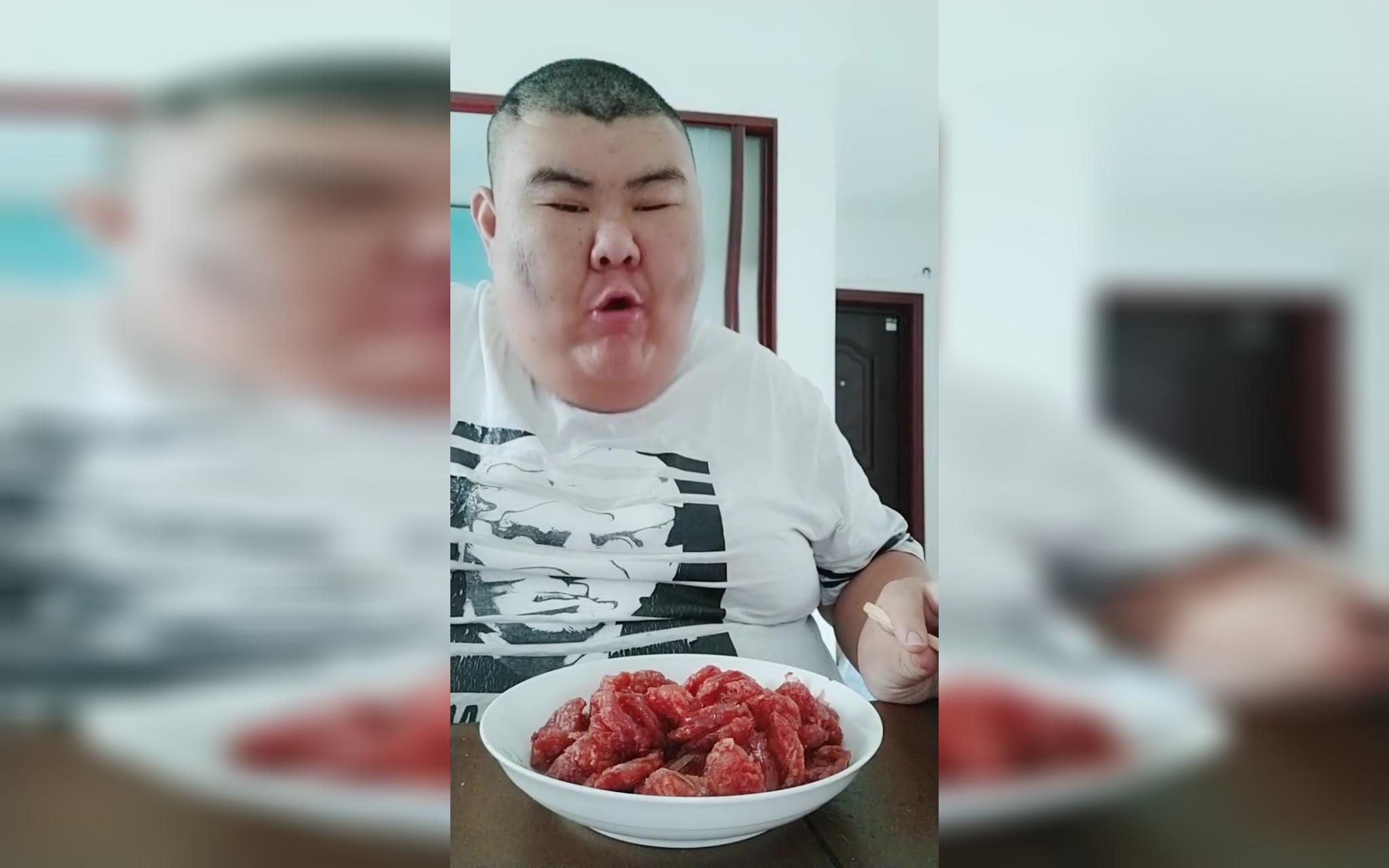 猪哥今天喽腊肠,可带劲了!