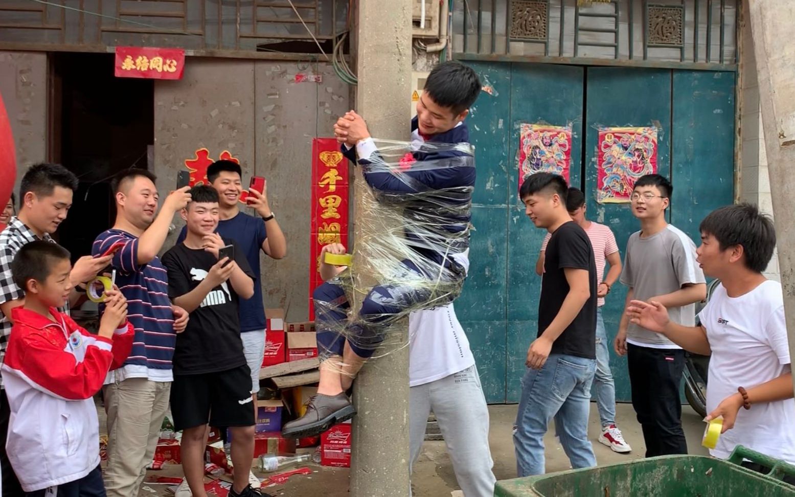 实拍河南农村婚礼：新郎被绑电线杆上，新娘在楼上看着很无助
